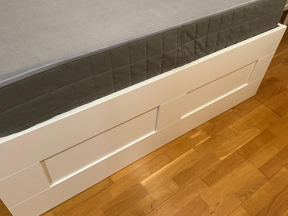 Cama com arrumação Brimnes