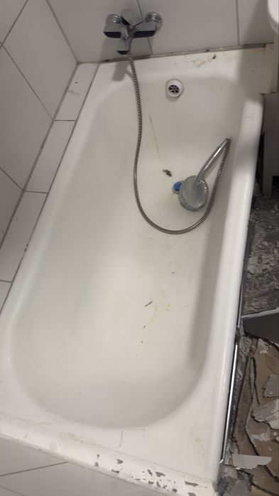 Wanna żeliwna do poniwnego montazu