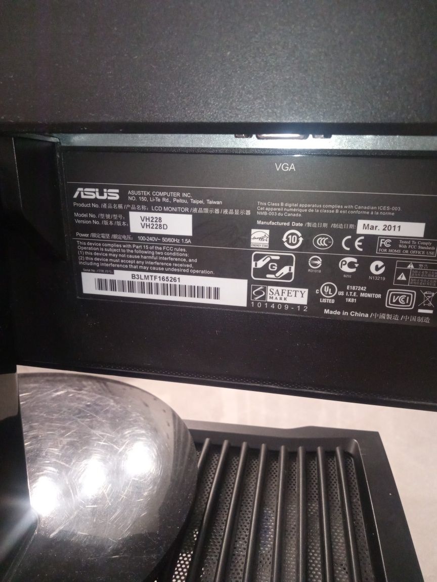 Komputer stacjonarny z monitorem 22"