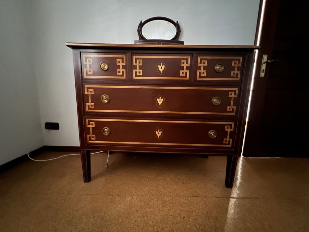 Quarto com cama, comoda e mesinhas de cabeceira