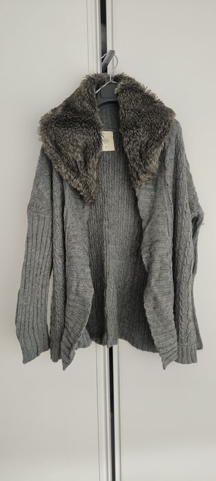 Casaco de malha com gola em pêlo