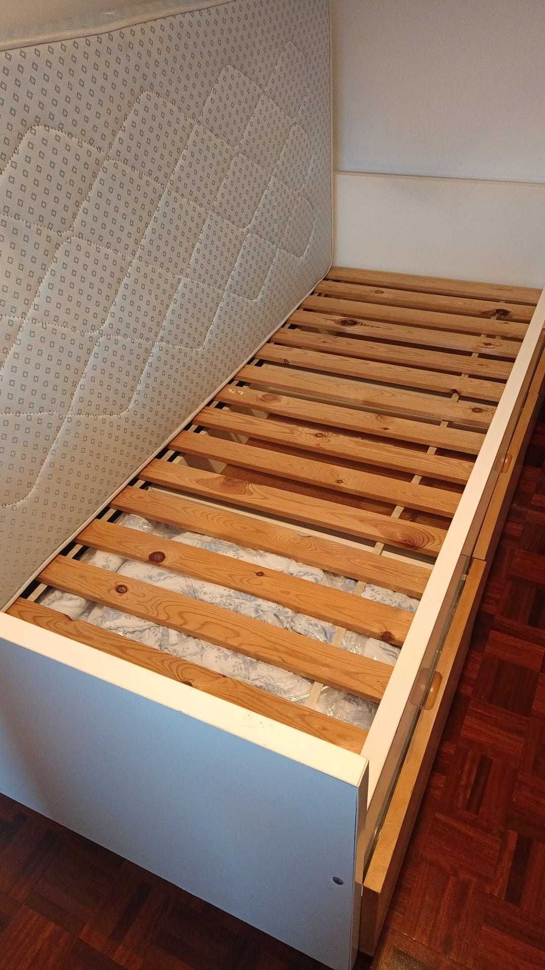 Cama individual com gavetas