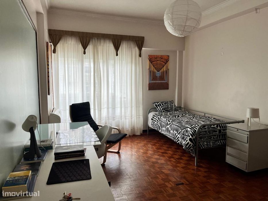 419438 - Quarto muito espaçoso, em boa zona...