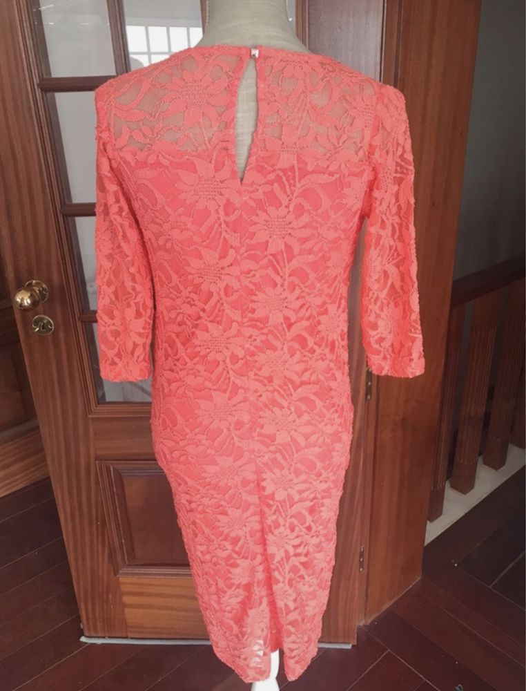 Vestido coral com renda