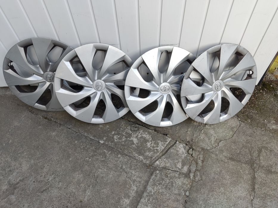 Komplet 4 kół z oponami zimowymi Nokian plus kołpaki Toyota Auris