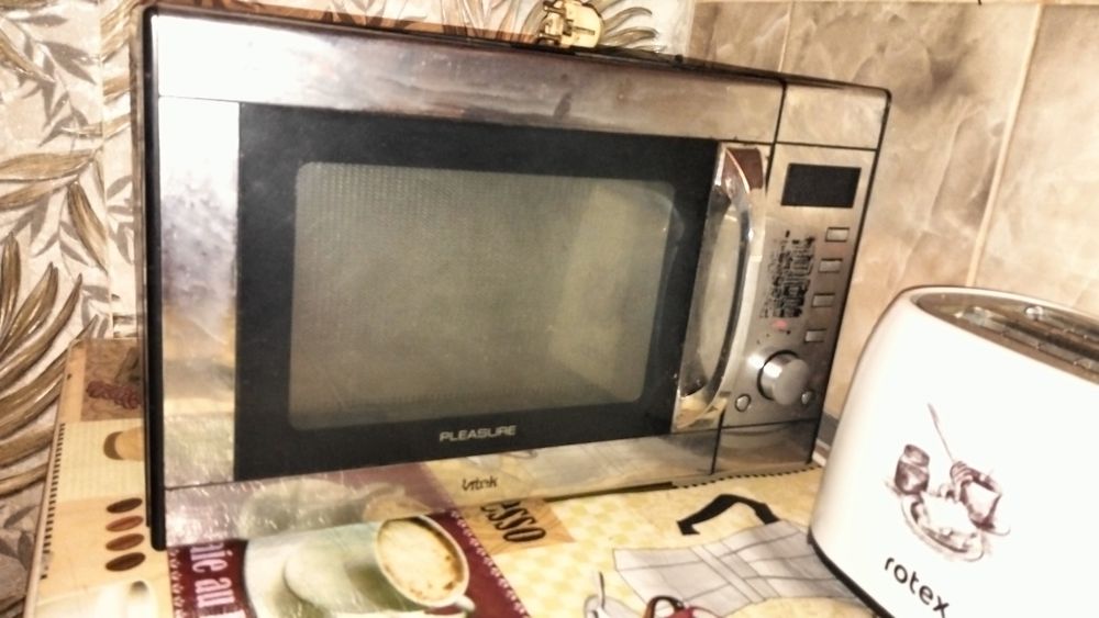 Мікрохвильова піч Vitek в робочому стані