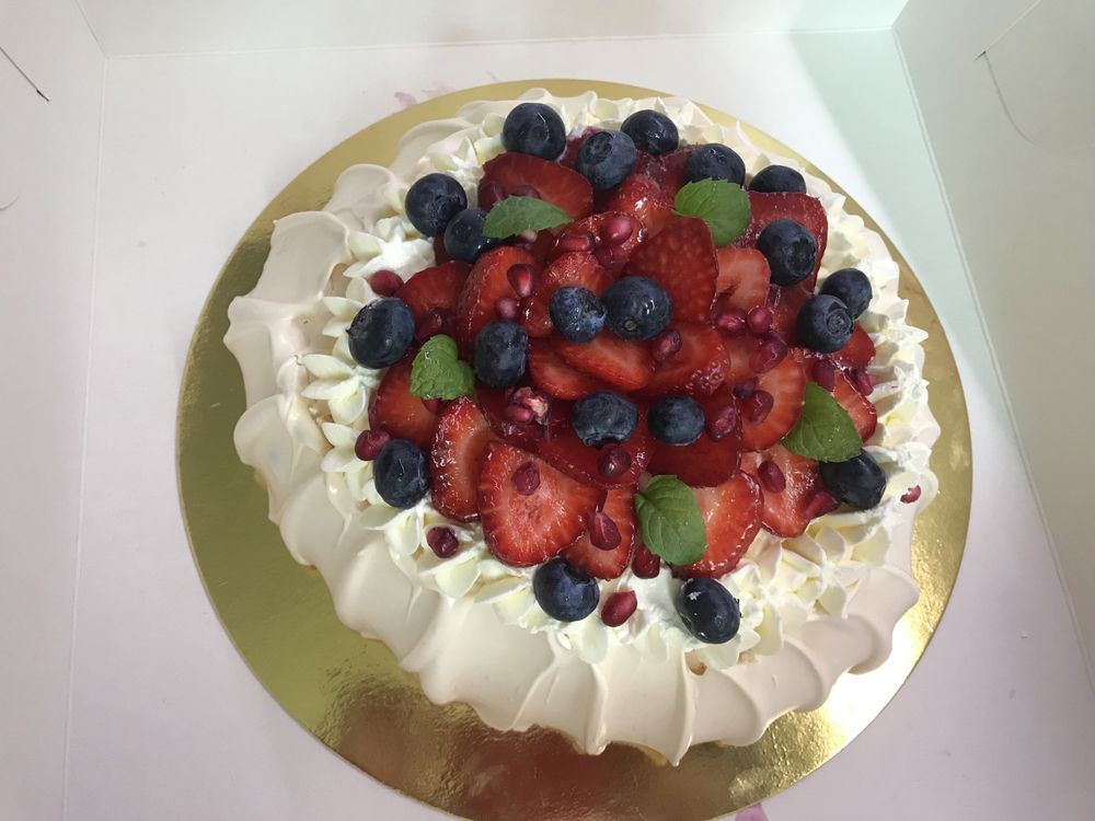 Beza Pavlova  tort bezowy 28 cm z musem malinowym