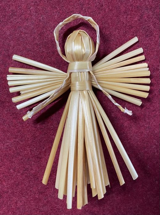 Різдвяний соломʼяний янгол і купідон.