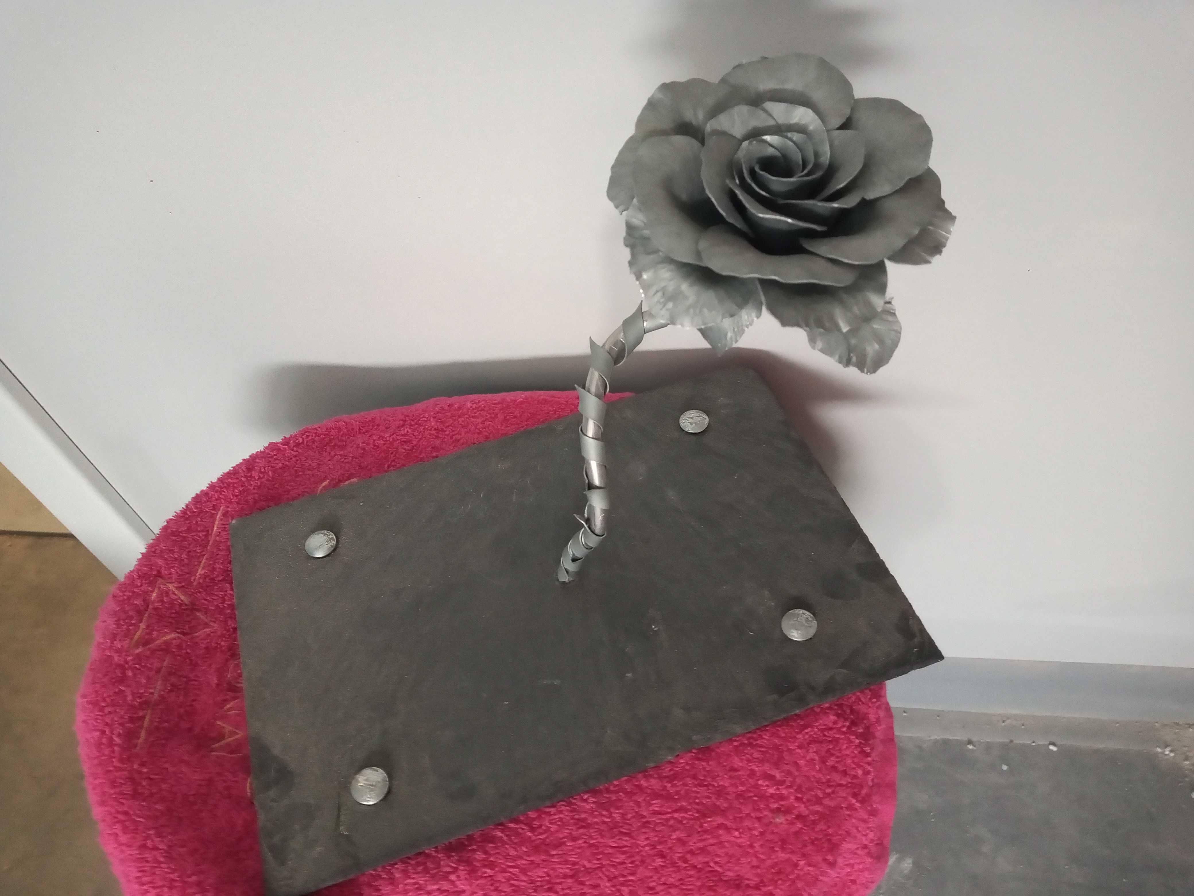 Róża z blachy ręcznie wykonane na kamieniu z łupka