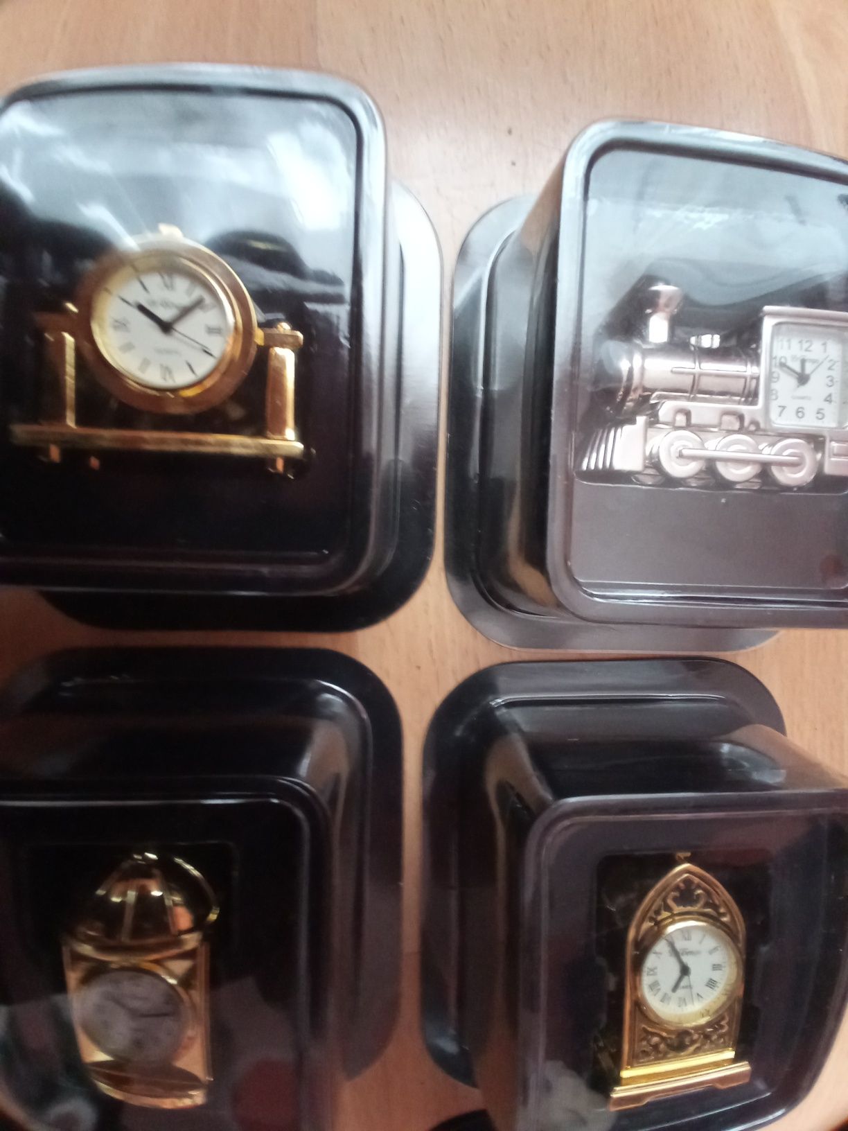 Sprzedam kolekcje zegarków miniatur