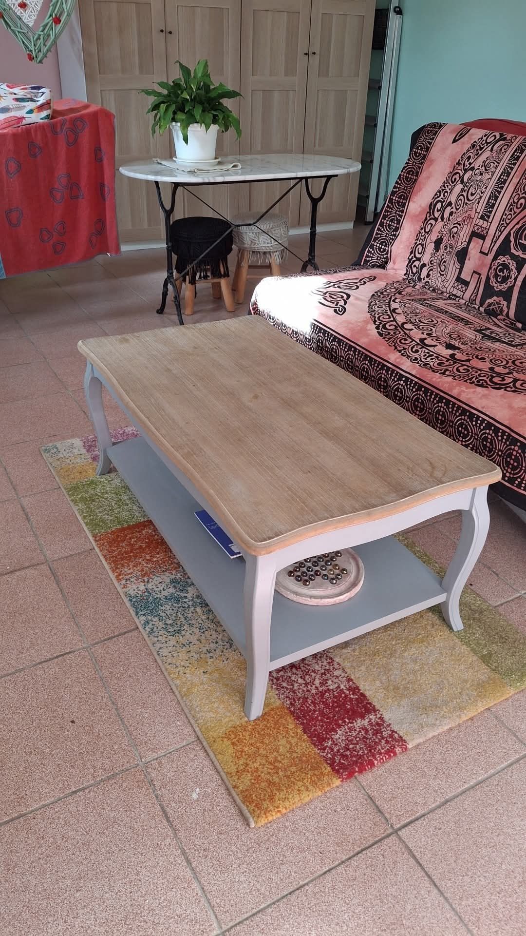 Mesa de salão em madeira