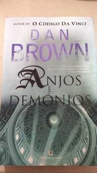 Livro de Dan Brown " Anjos e demônios"