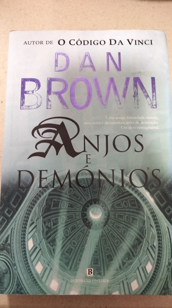 Livro de Dan Brown " Anjos e demônios"