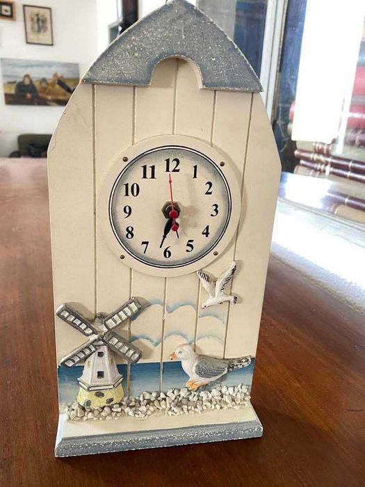 Relógio com motivos marinhos, funciona com pilha