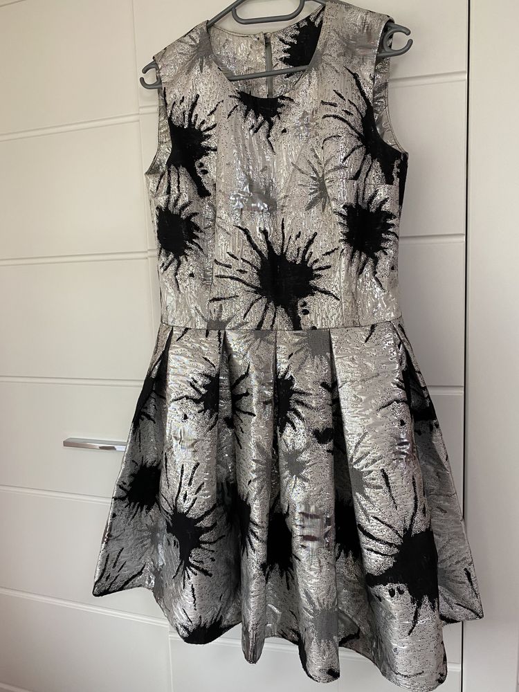 Sukienka srebrno- czarna błyszcząca