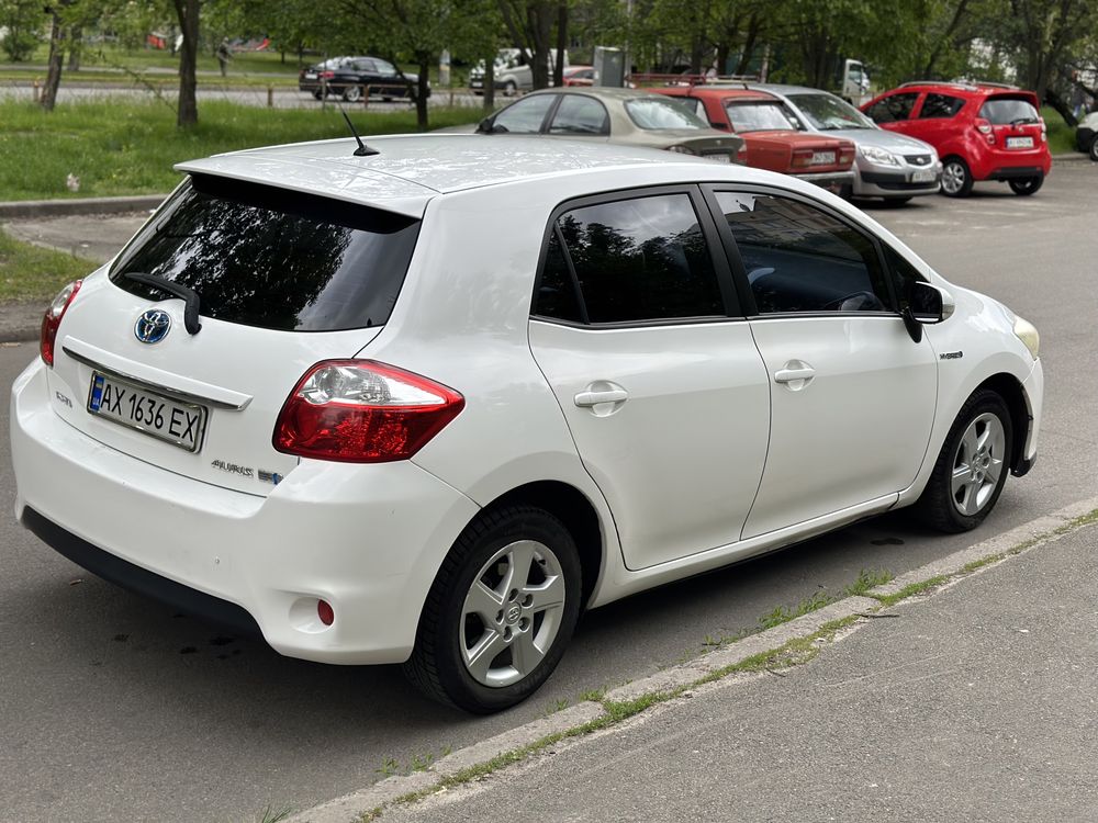 Продам авто Toyota Auris 2011 1.8 гибрид