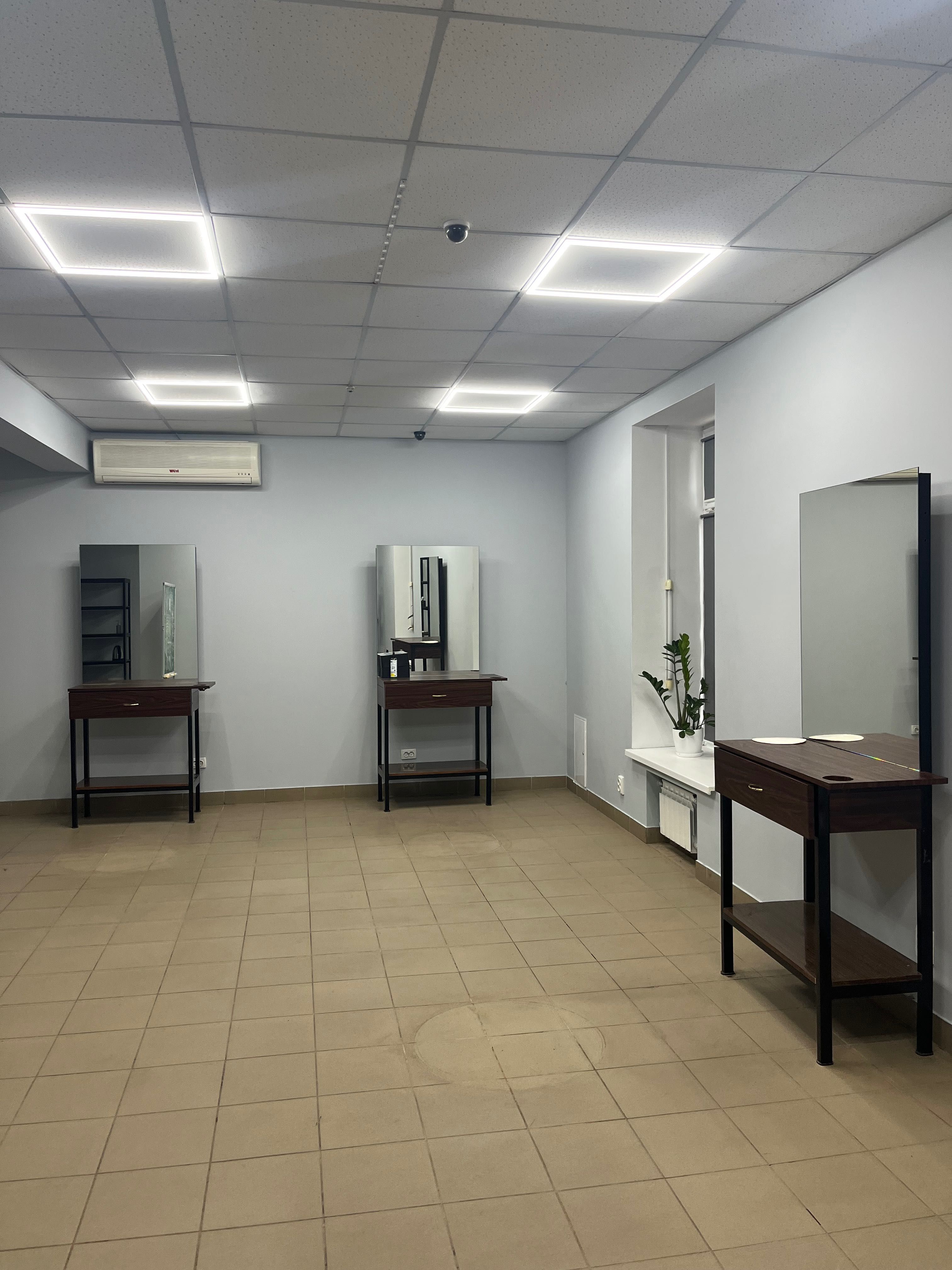 Робочі місця для перукарів, меблі, здеркала, стілажі, шкафи, полиці