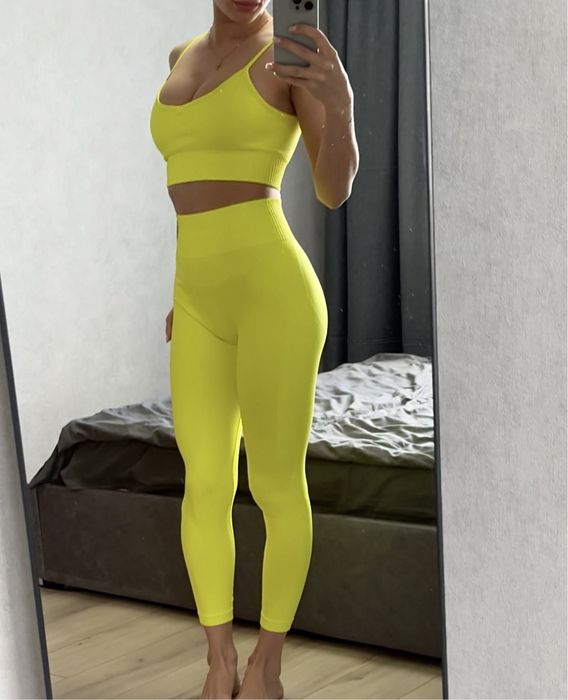 Яркий спортивный комплект