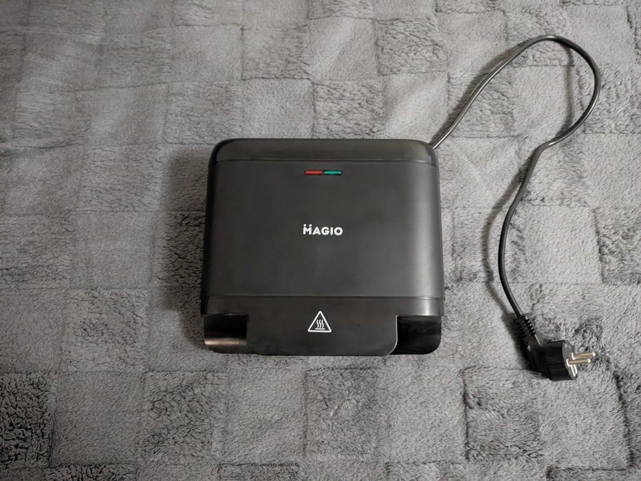 Бутербродниця Magio-377 (трикутник) як нова