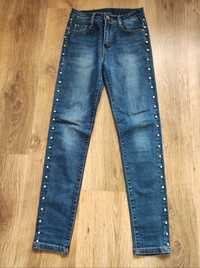 Fajne elastyczne jeansy rurki z ozdobami Xs
Rozmiar XS 
Szerokość w pa