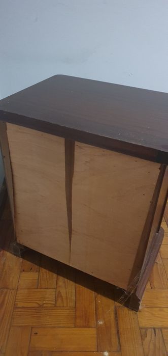 Mesa de cabeceira antiga em madeira maciça