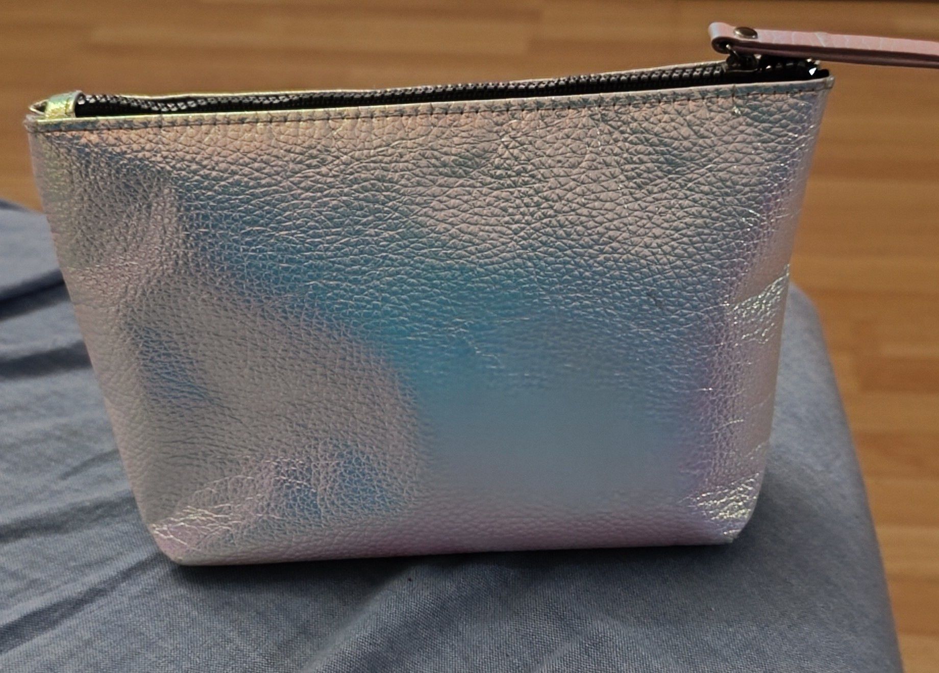 Bolsa prateada em bom estado. Pouco usada. Tamanho médio.