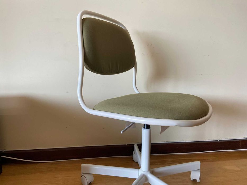 Cadeira giratória ORFJALL (adulto) COR EXCLUSIVA