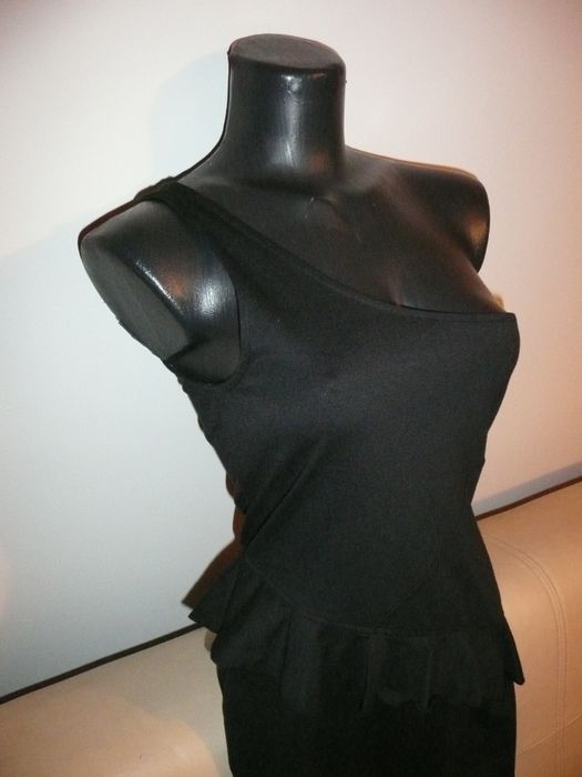 czarna sukienka mini wyszczuplajacy krój falbana