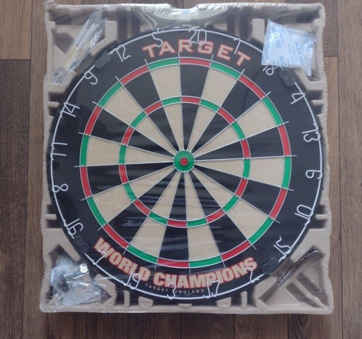 Tarcza sizalowa do gry w darta Target + 6 lotek i mocowanie