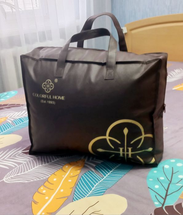 Покривало на двоспальне ліжко  з подушками.