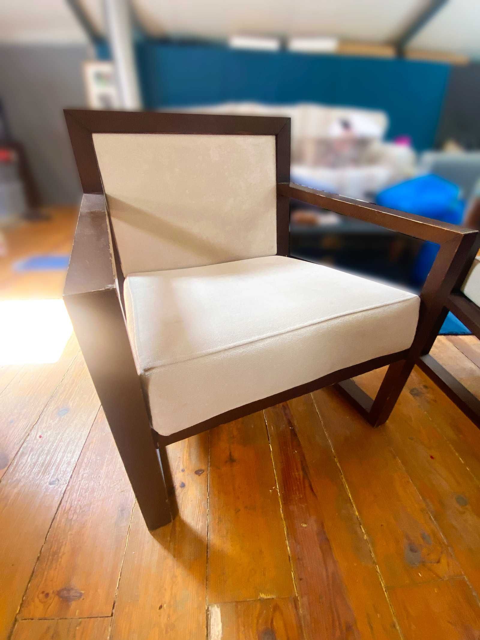2 Poltronas em Madeira – Com História, à Espera de Nova Vida
