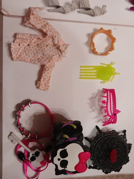 Аксессуары от кукол Monster high