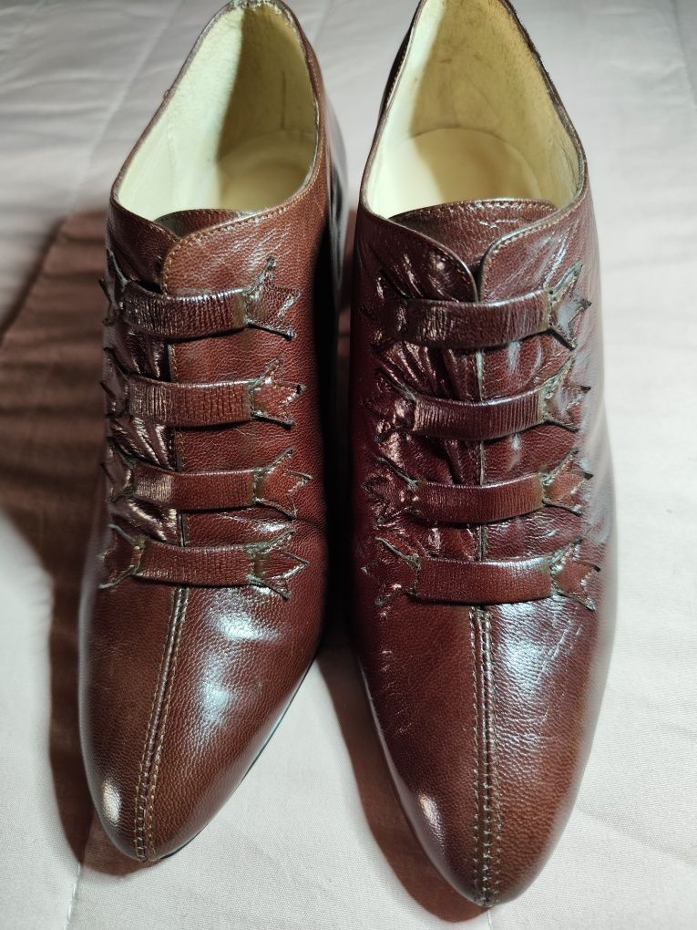 Vendo botins com apenas umas horas de uso