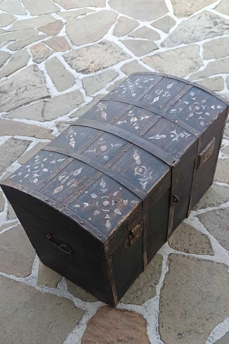 Stara skrzynia - kufer podróżny