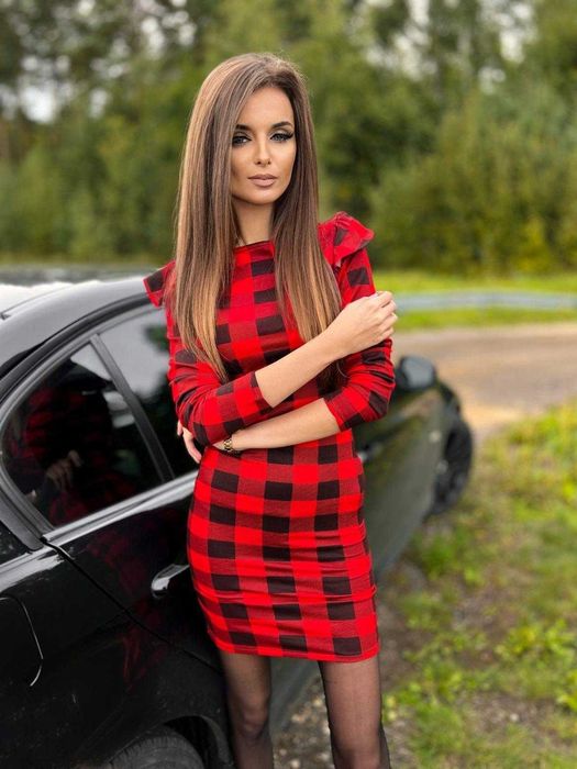 Sukienka ołówkowa w KRATKĘ czerwona z FALBANKAMI na ŚWIĘTA