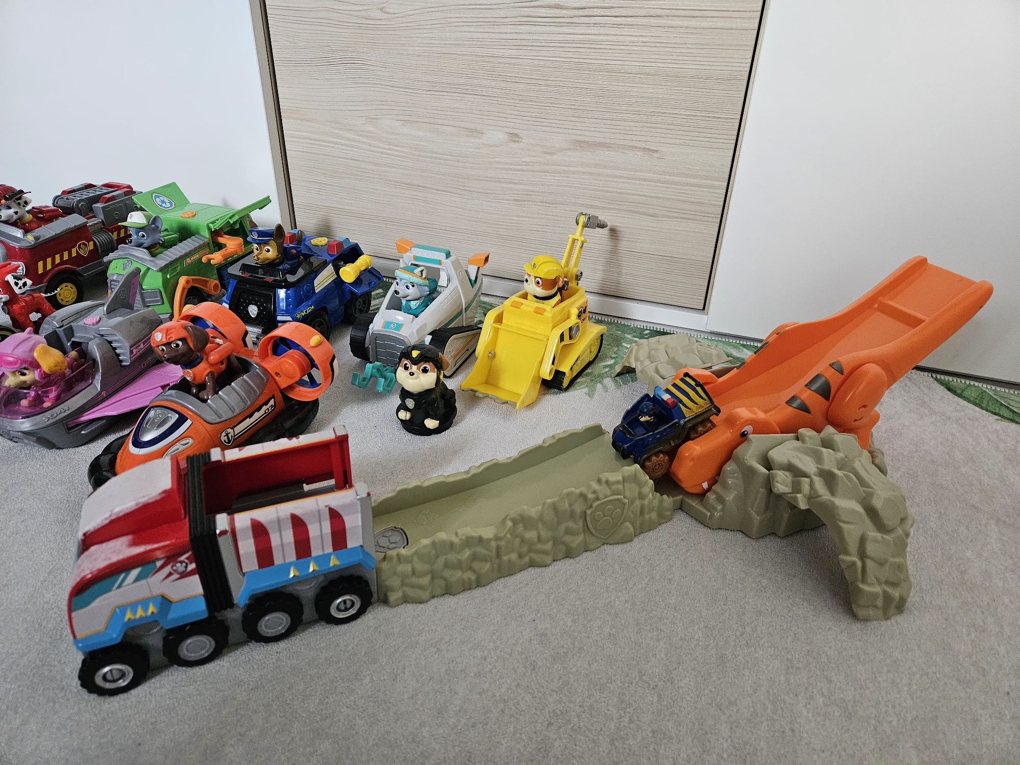 Mega zestaw pojazdów Psi Patrol Spin Master i tor T-Rex