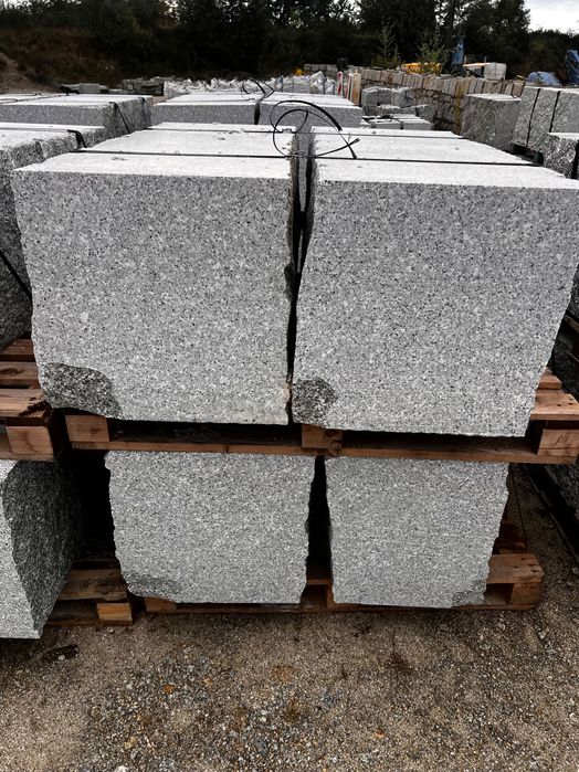 bloki granitowe łupane 30x30 40x40 granit szary polski producent