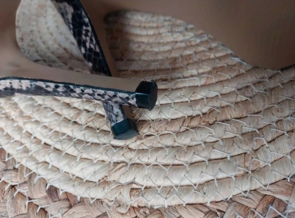 Czółenka buty na obcasie szpilki imitacja skóra węża beżowo czarne 35