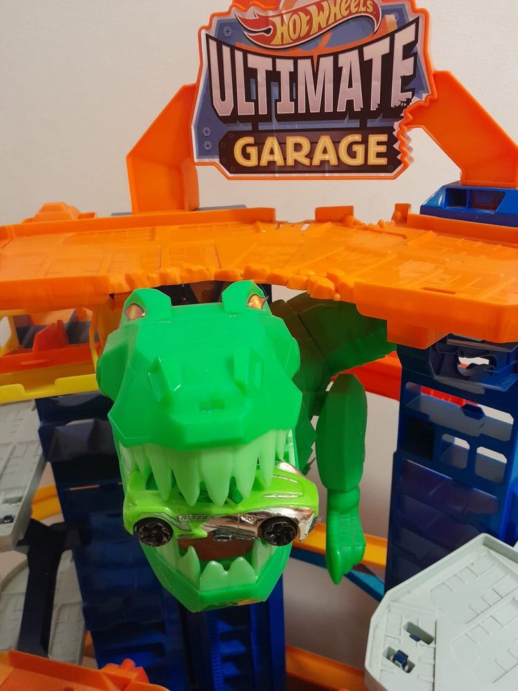 Pista hotwheels ultimate garage com dinossauro