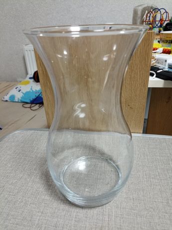 Стеклянная ваза,прозрачная.