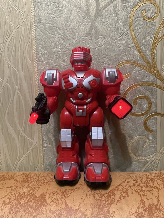 Інтерактивний робот ходить, є звук, світло на батарейках