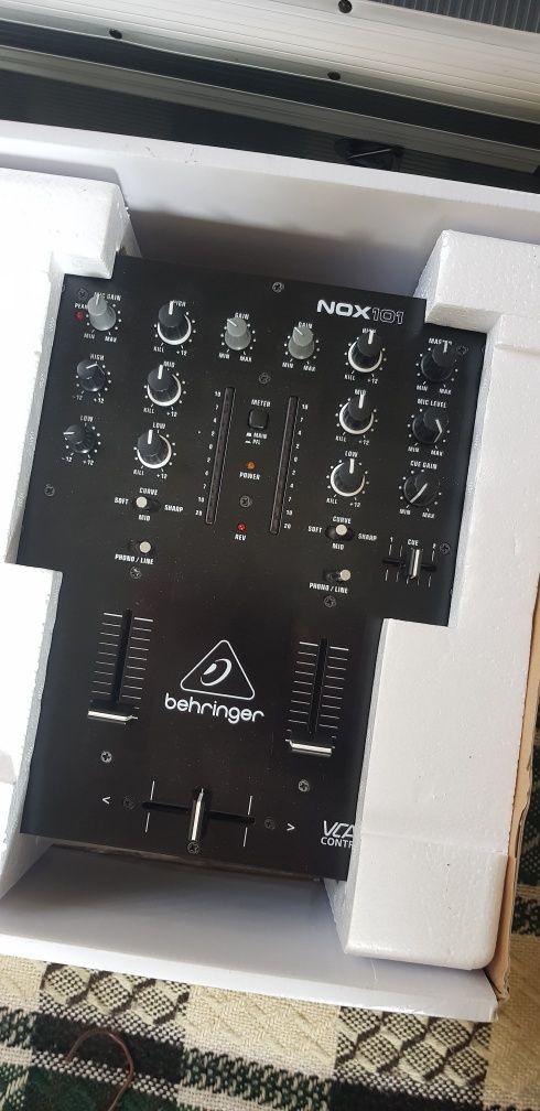 2x Pioneer cdj 200 + behringer nox 101