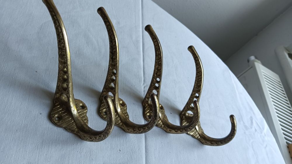 Stare dekoracyjne wieszaczki z mosiądzu.