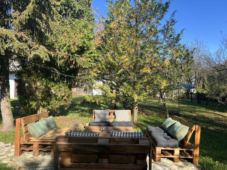 Zestawy ogrodowe z palet robione z sercem.