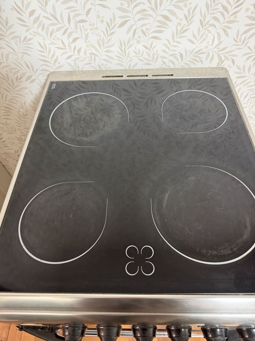 Електроплита з духовкою Ariston,повністю справна, 50х60