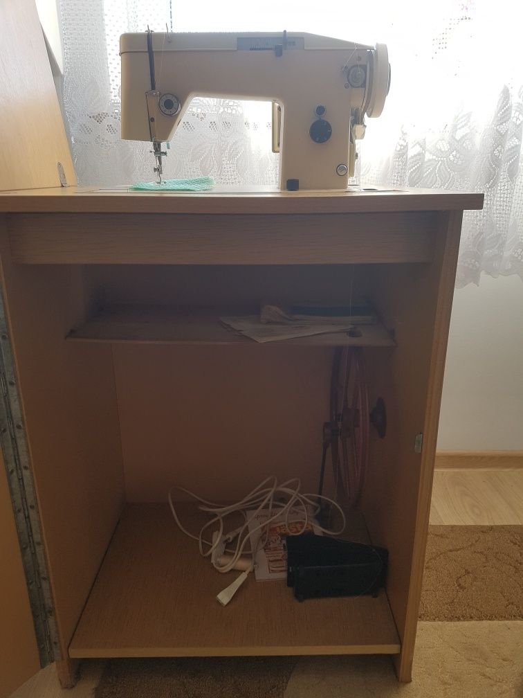 Sprzedam maszynę marki łucznik z szafka