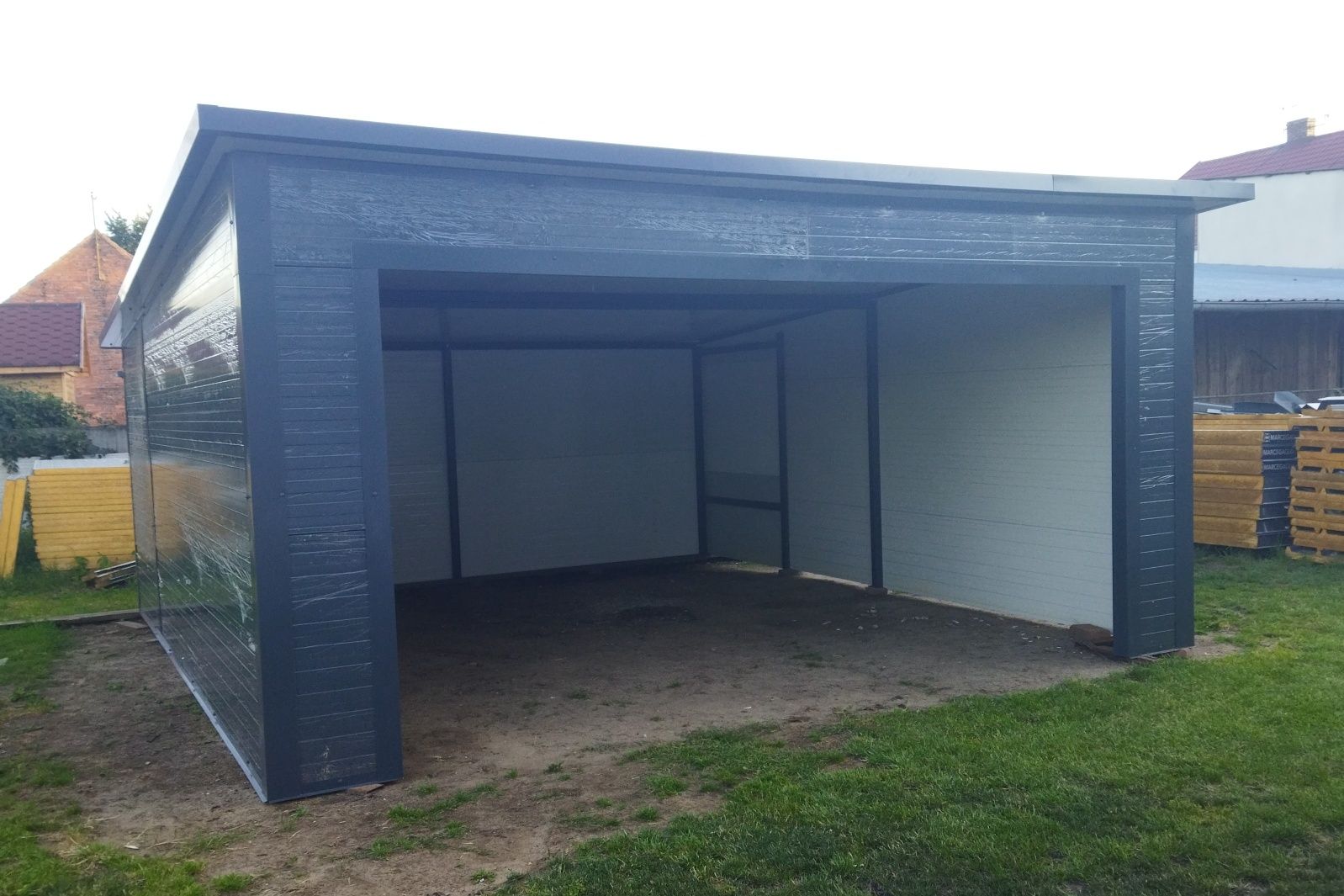 Garaż ocieplany z płyt warstwowych 5x5,5m.