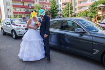 Efektowna suknia ślubna z falbanami