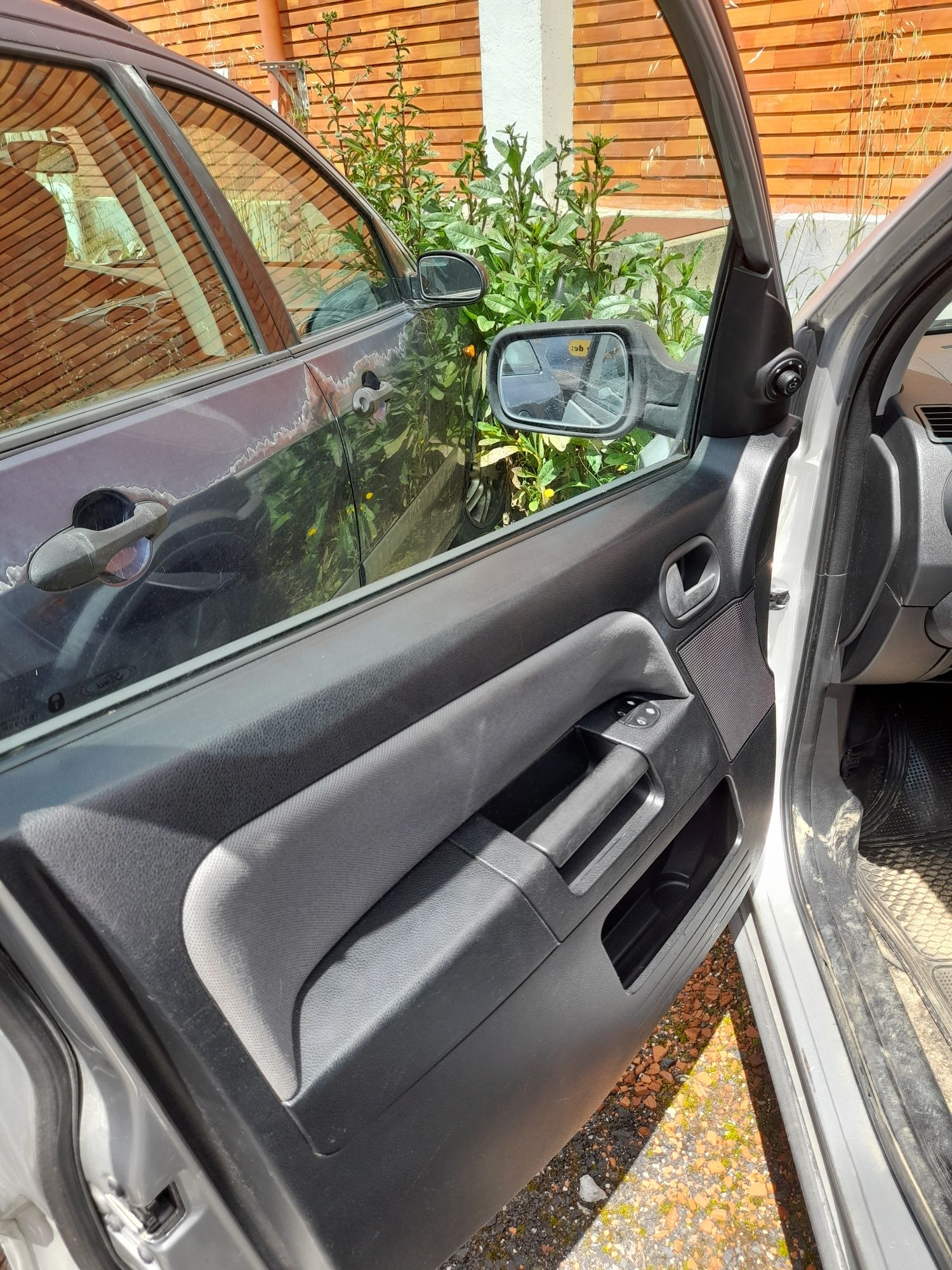 Vende-se Ford Fusion 2004 Caixa Automatica  1.4 D.c.i para peças