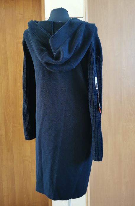 Długi kardigan sweter czarny z ozdobnymi zamkami